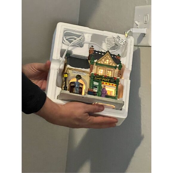 Lemax,  Caddington Post office lighted village house - Picture 7 of 10